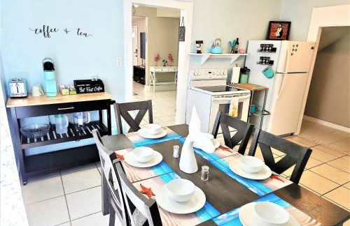 Furnished Home for Traveling Nurses, Corporate Stay Mid-Term Galveston-only 10Min to UTMB-7 Min to Cruise Port-1 Block to Beach Pleasure Pier- Large 3Bed-2Bath-7 Beds-CasaAzul 2605B - Foto 11