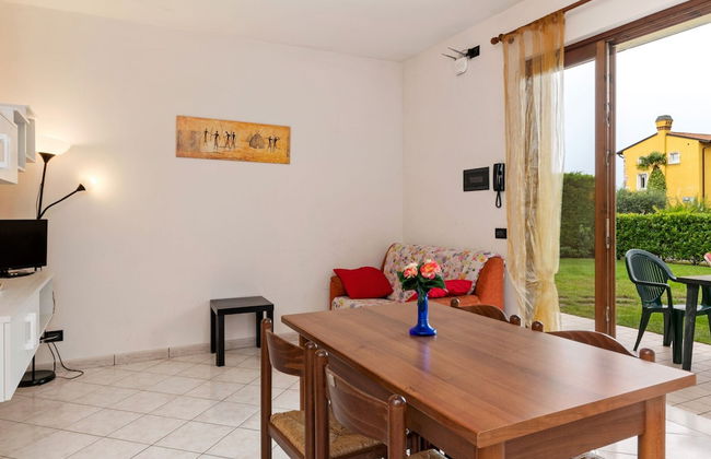 Spacious Apartment With Garden - Photo 22