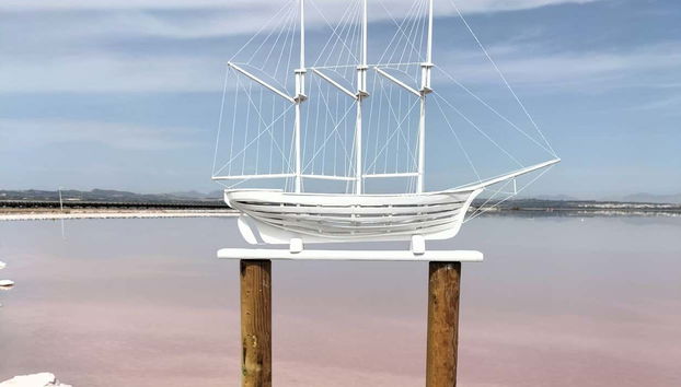 Um barco nas salinas de Torrevieja