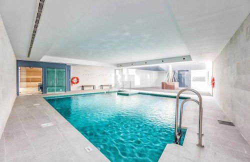 Luxury complex beachfront apartment, infinity pool, sauna, gym and large terrace - Foto 22