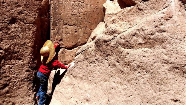 Osservando i petroglifi di Chillaiza