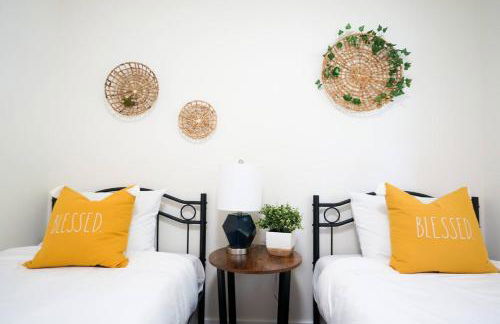 Beautiful Light-filled Farmhouse w swing & slide - Foto 34