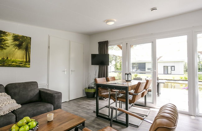 Sunlit Chalet by the Pond - Foto 10