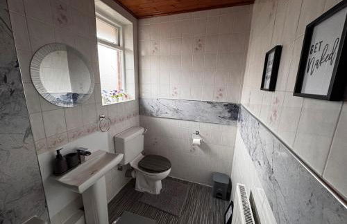 The Castleton Haven - 3 Bed Semi near M62 & M60 Motorways and Easy access to Manchester City Centre - Netflix and free high speed WIFI - Foto 8