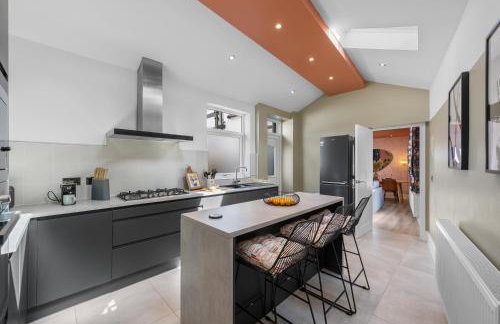4-Bedroom Stunning Luxe, Spacious & Stylish Design House Bolton, Sleeps 11, with Parking Central Bolton, Links to Manchester, Pet-Friendly, Best For Groups! WORK CONTRACTORS SPECIAL OFFER! - by Blue Puffin Stays - Foto 17