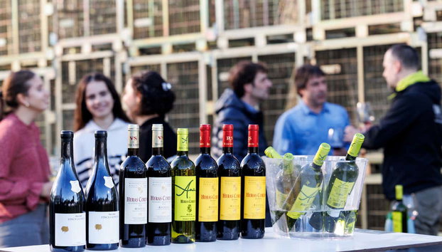 Visita a la bodega Heras Cordón - Foto 4, Varias botellas de vino de Heras Cordón