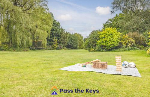 Detached countryside family home, set in extensive private gardens, with a hot tub - Pass the Keys - Photo 23