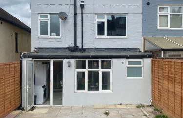 Lesley House 4 bed villa TV Internet Garden - Foto 27