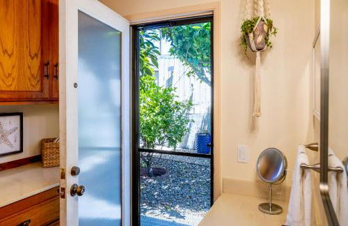 Seaside Garden Escape, A Stroll to the Beach! - Foto 58