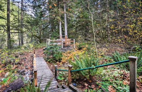 Enchanting Escape with Hot Tub, Decks and Views! - Foto 27