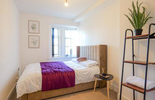 Zeenat Central Bury - Modern 2BR with Free Parking Sleeps 6 - Foto 1