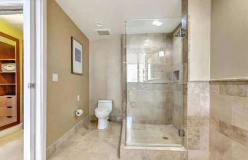 2B Beachfront condo! Pool! Games! 15 mins to PBI! - Foto 6