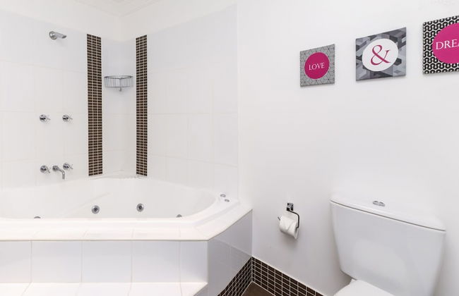 Khione 1 - Modern & spacious with views towards Lake Jindabyne & the mountains beyond - Foto 16