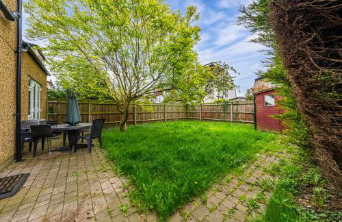 Barnet Serviced Accommodation - Elegant 5-Bedroom Home, Just a 7-Minute Stroll from High Barnet Station - Book Your Stay Today!" - Foto 24