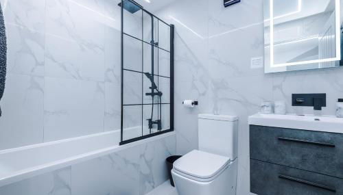 Incredible Home With Games Room, Sleeps 8, Parking Included, Perfect For Groups, Families, Contractors, Professionals - Foto 5