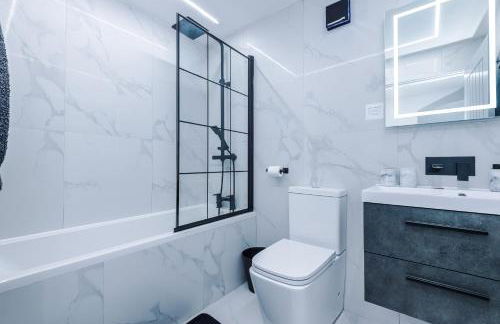 Incredible Home With Games Room, Sleeps 8, Parking Included, Perfect For Groups, Families, Contractors, Professionals - Photo 5