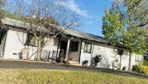 Family friendly, 3 bedroom house, with king bed for up to 15 - BBQ - Internet - jet tub - Photo 3