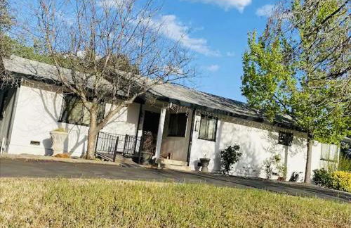 Family friendly, 3 bedroom house, with king bed for up to 15 - BBQ - Internet - jet tub - Foto 3