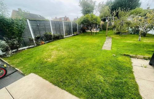 Spacious Solihull Home 5 Beds 2 Sofa beds - Max 10 - NEC BHX Spacious 4 Bedroom Home - NR JLR, Birmingham Airport, HS2 Sites, Resorts World, A45, M42 Mell Square - Regular Work Stays Available - By Samina, ARZ Stays - Photo 26