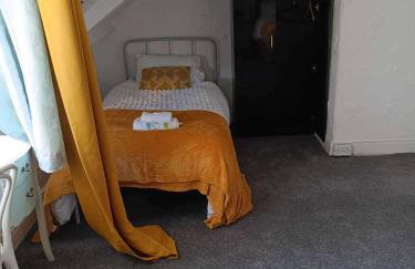 Apt - Sleeps 10 - Parking - Ideal for Contractors - Photo 2