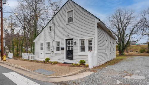 Walk to Beach Historical Fredericksburg Home - Foto 3