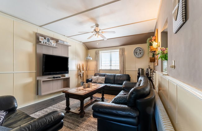 Group Home in Giethoorn With Waterside Terrace - Photo 16