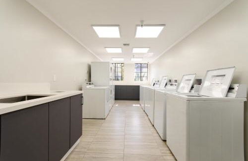 Designer Penthouse 2 Bedroom with Balcony Beverly Hills Adjacent - Foto 53