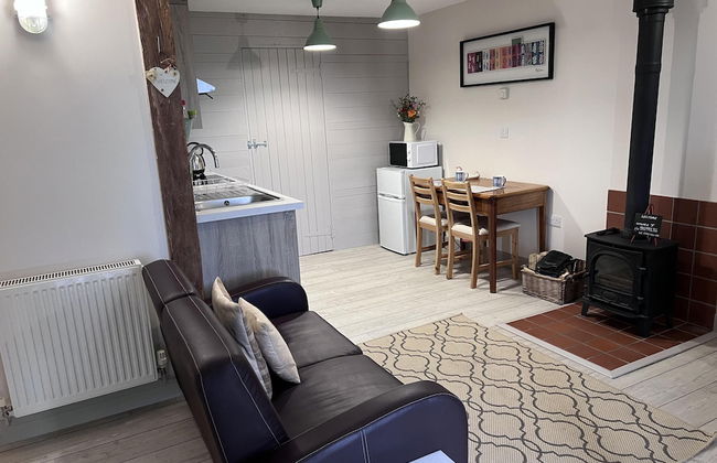 Poachers Hut 1-bed Cottage, Sleeps 2, Pet Friendly - Photo 5