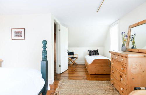 1820 House - VT Charm + Modern Comforts + Hot Tub - Foto 20