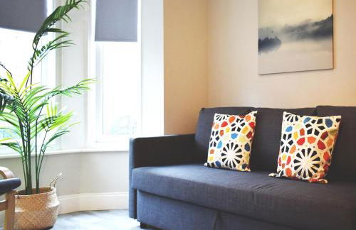 Three Bedroom City Home with Garden - Photo 6