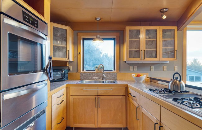 Deck Views, Fire Pit, Pool, 3 Mins to Beach Madrona Tree Retreat by Avantstay - Foto 15