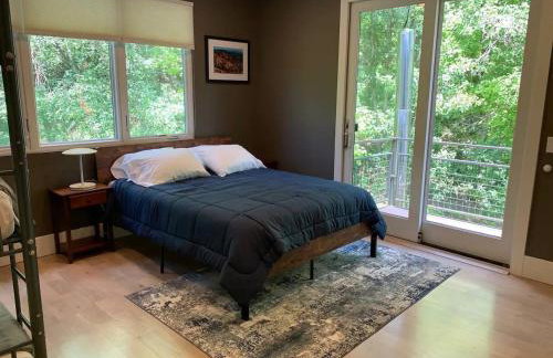 25-Bed, Amenity-Rich Estate in a Private Forest - Foto 19