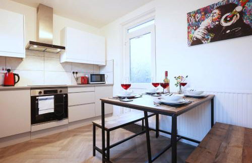 Highfield House by N and N Stays, Perfect for Contractor and Corporate Stays 2 Bed House with Free on street Parking - Photo 17