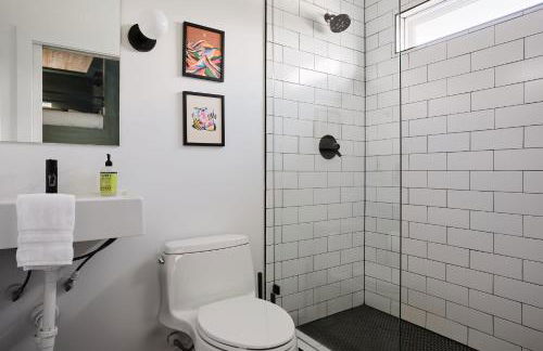 Stylish 3 Bed Retreat, Rooftop, Parking, Sleeps 10, Ensuite Baths, Bunk Room, Gourmet Kitchen, Cozy Living Space, Rooftop Views & Fire Table, Near Downtown, Distilleries & Marathon Village, 24 Hr Hospitality - Foto 18