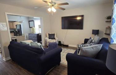 Large 3 bedroom Downtown Parking - Photo 3