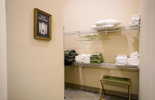 Peridot Suite - NEW 2bdrm 2bath Loft near Mass! - Photo 40