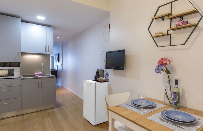 Bright 3BR Flat w/ AC in City Center by LovelyStay - Photo 35