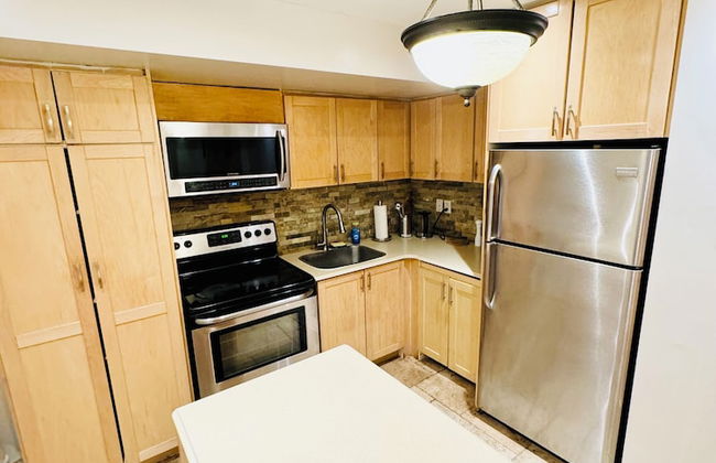 Cozy 2BR Retreat - Comfort & Convenience - Photo 9