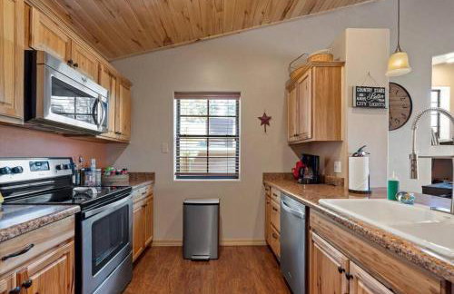 Cabin with Wild Horses, Fireplace, Dog Friendly & StarLink - Foto 12