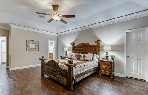 Best of Lake Conroe - Sleeps 16 - Lakefront Memories - Photo 3