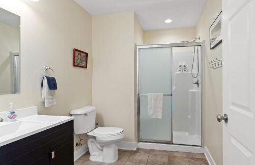 Expansive Lakefront Home with Private Dock - Foto 11