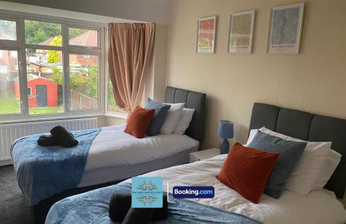 3-Bedroom Family Home with Free Parking and WiFi - Photo 8