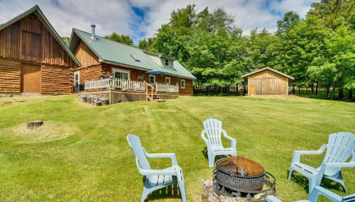 Woodsy Beaver Cove Cabin with Deck and Fire Pit! - Foto 3