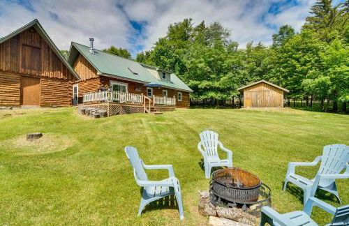 Woodsy Beaver Cove Cabin with Deck and Fire Pit! - Foto 3