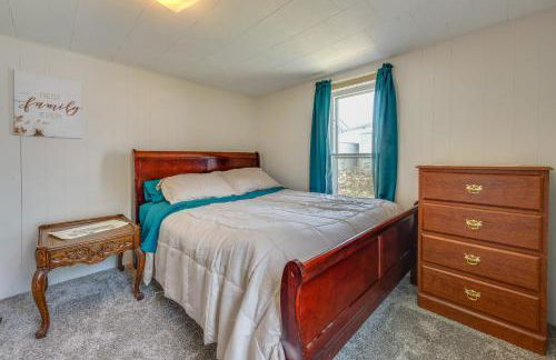 Cozy Iowa Getaway with Patio and Fenced-In Yard! - Foto 17