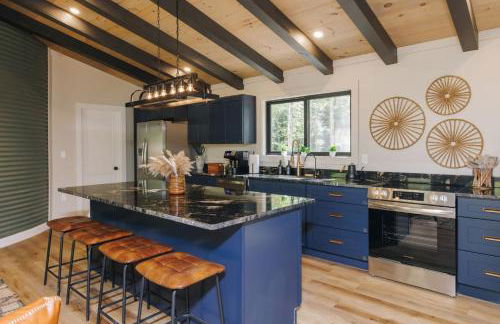 NEW Unique Stay w King Beds and Private Hot Tub - Foto 26