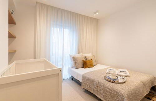 Stylish & Spacious Flat near the Beach by HostWise - Photo 41