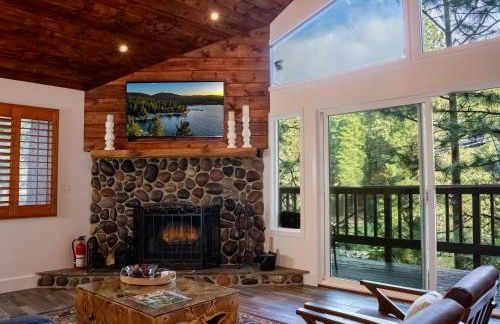 The Mighty Pines Retreat + Large Patio + BBQ+View! - Foto 5