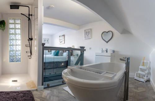 Cottage, Hot Tub, Open fire, Games Room, large Garden Sleeps 2-8 - Foto 66