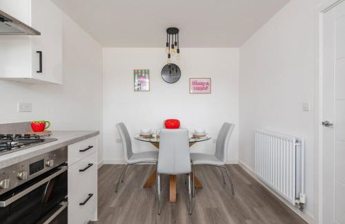 Spacious Milton Keynes Townhouse 2 Designated Parking Spaces Near Centre MK, MK Bowl, Universal Studios & Transport Links Ideal for Families & Contractors - Foto 17